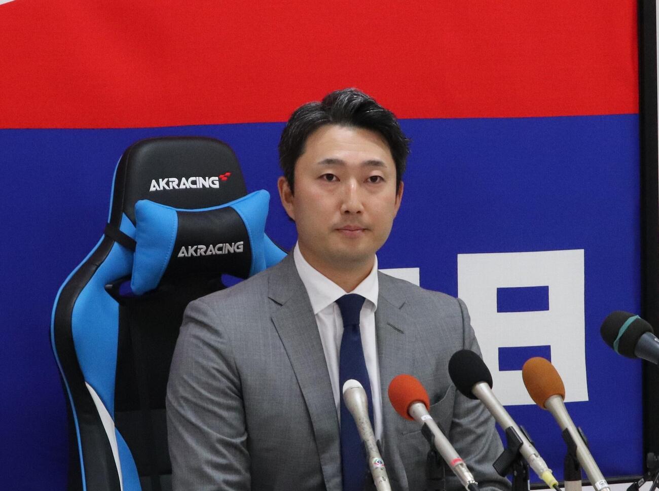 ナゴヤ球場に隣接する「昇竜館」で契約更改に臨んだ中日藤嶋健人