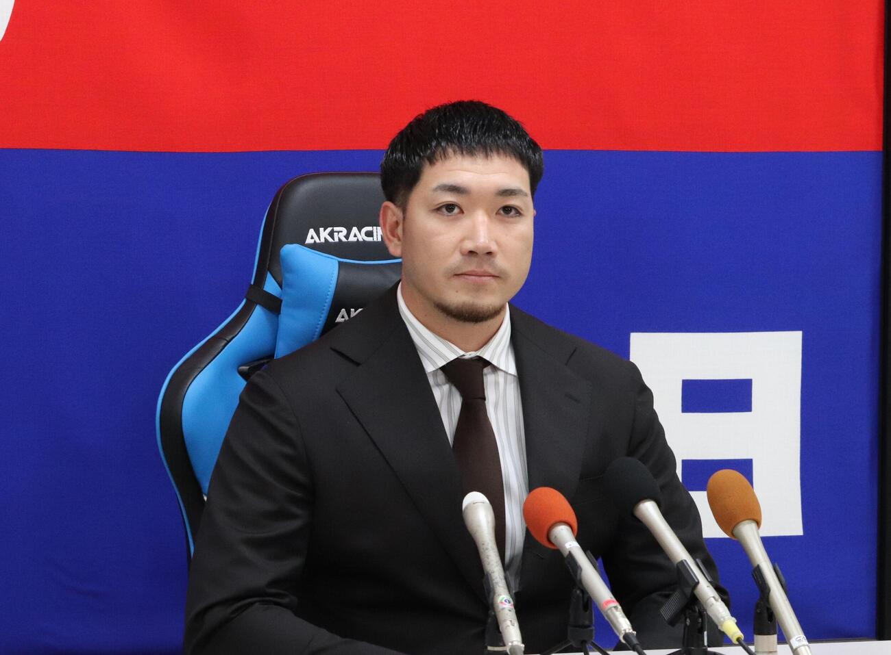 ナゴヤ球場に隣接する「昇竜館」で契約更改に臨んだ中日勝野昌慶