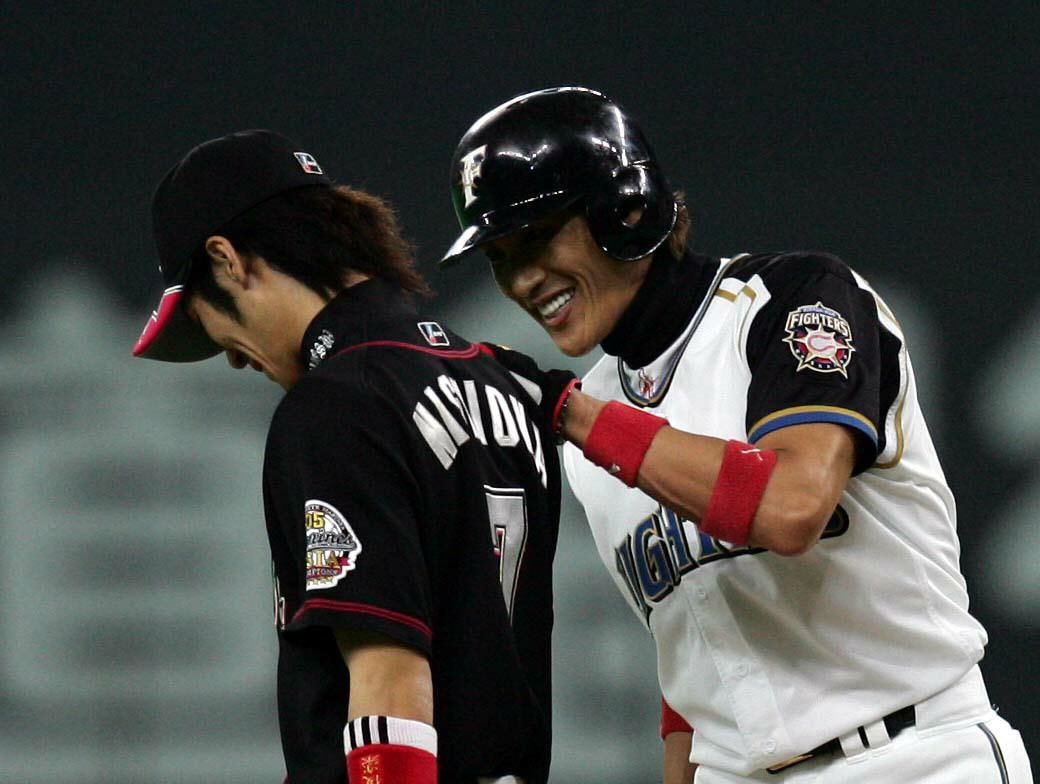 06年4月　日本ハム新庄剛志はロッテ西岡剛に笑顔で話しかける