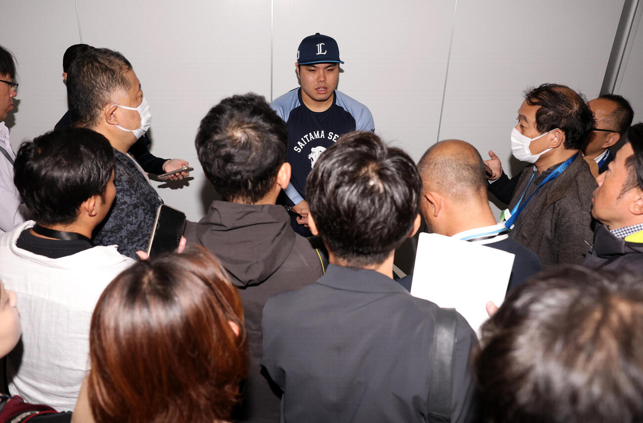 報道陣の質問に答える西武平良海馬（撮影・浅見桂子）