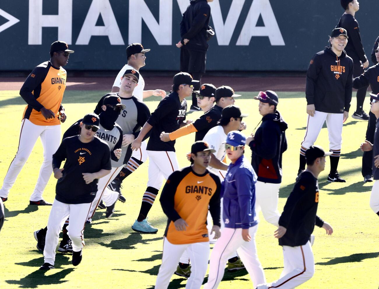 練習を見守る巨人松井秀喜監督（後方右）（撮影・河田真司）