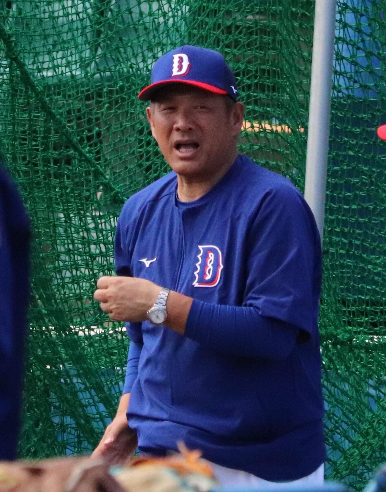 ナゴヤ球場での秋季練習に合流し来季から打撃コーチに就任する山崎武司氏