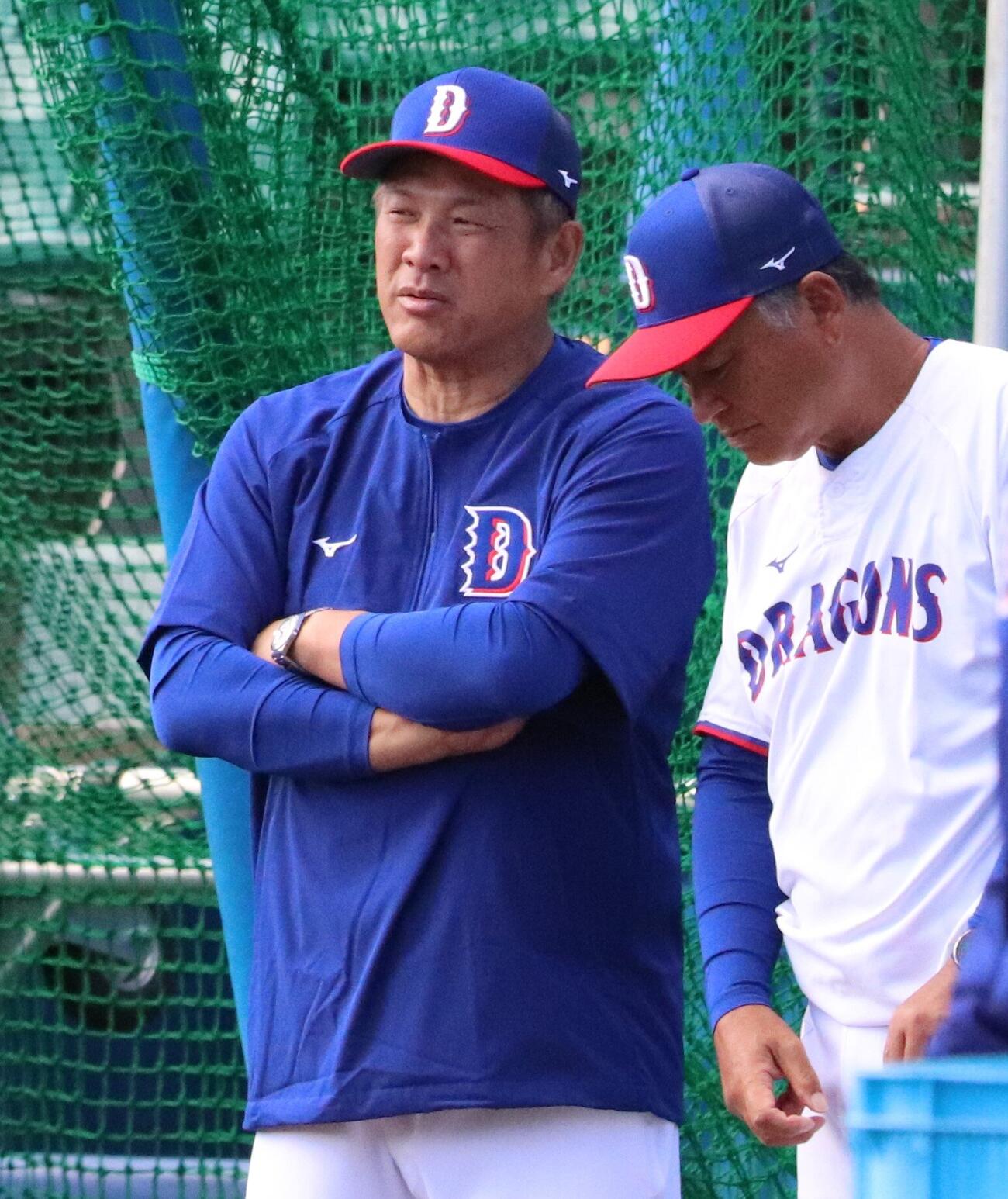 秋季練習最終日にチームに合流した（左から）山崎武司打撃コーチと藤井康雄2軍打撃コーチ兼コーディネーター