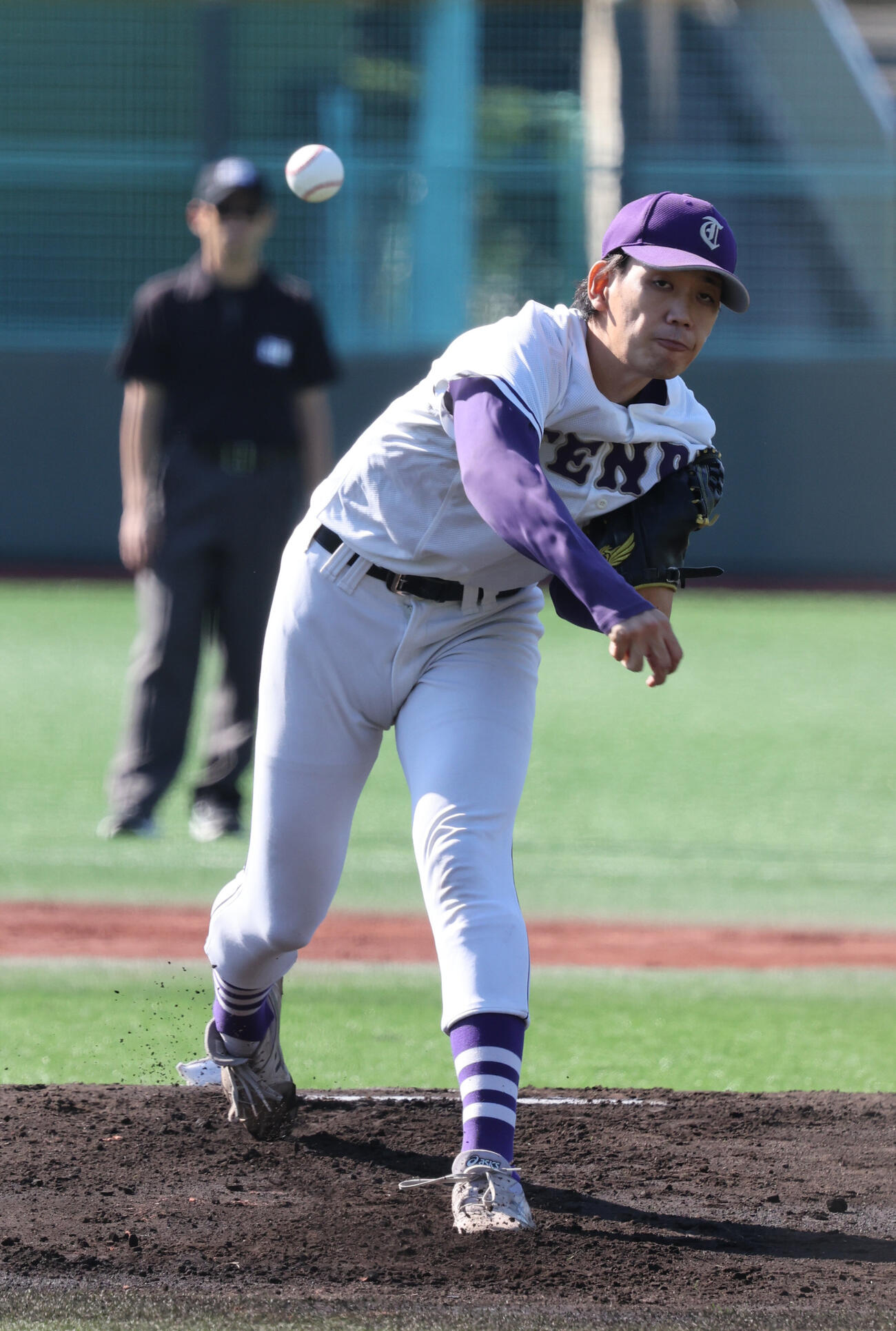 天理大対神戸医療未来大　天理大先発の的場吏玖は3回4失点で降板した（撮影・西尾就之）