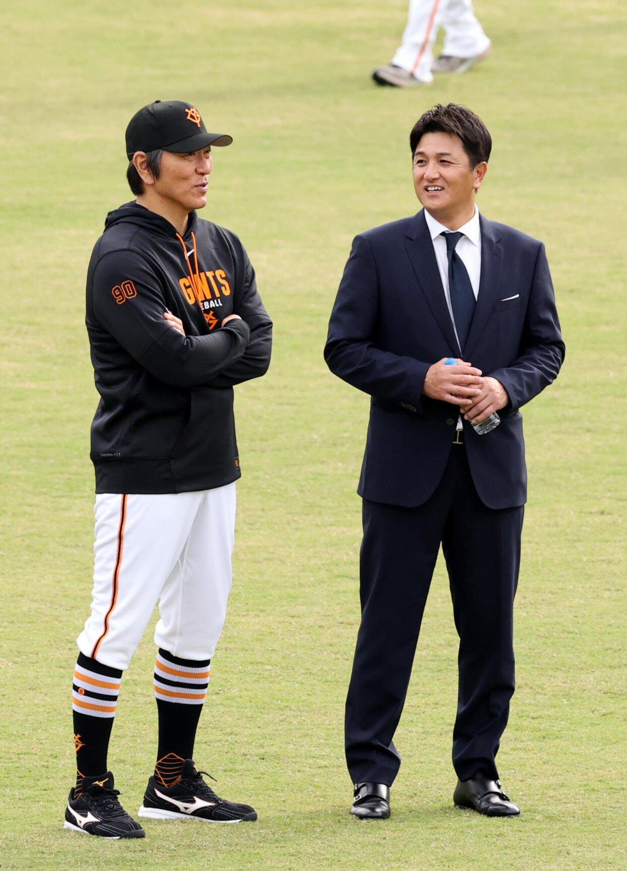 巨人松井秀喜監督（左）と高橋由伸ヘッドコーチ（2026年10月撮影）