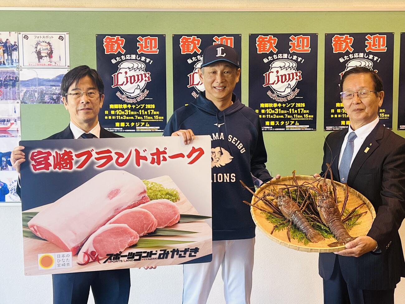 日南市、宮崎県から贈呈を受けた西武西口監督（撮影・金子真仁）