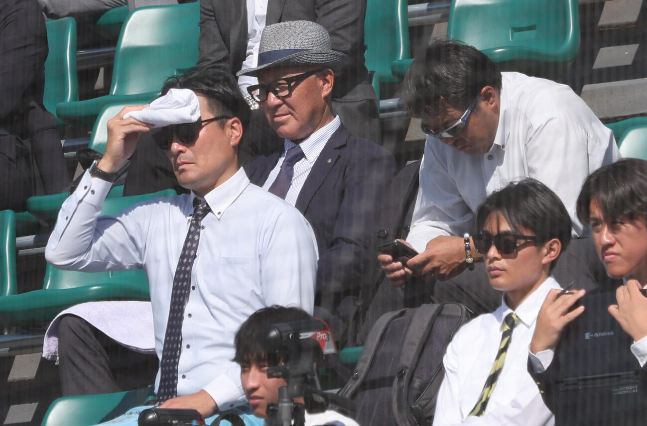 天理大対神戸医療未来大　ドラフト5位で指名した天理大の的場吏玖の視察に訪れた阪神筒井和也スカウト（左）ら（撮影・西尾就之）