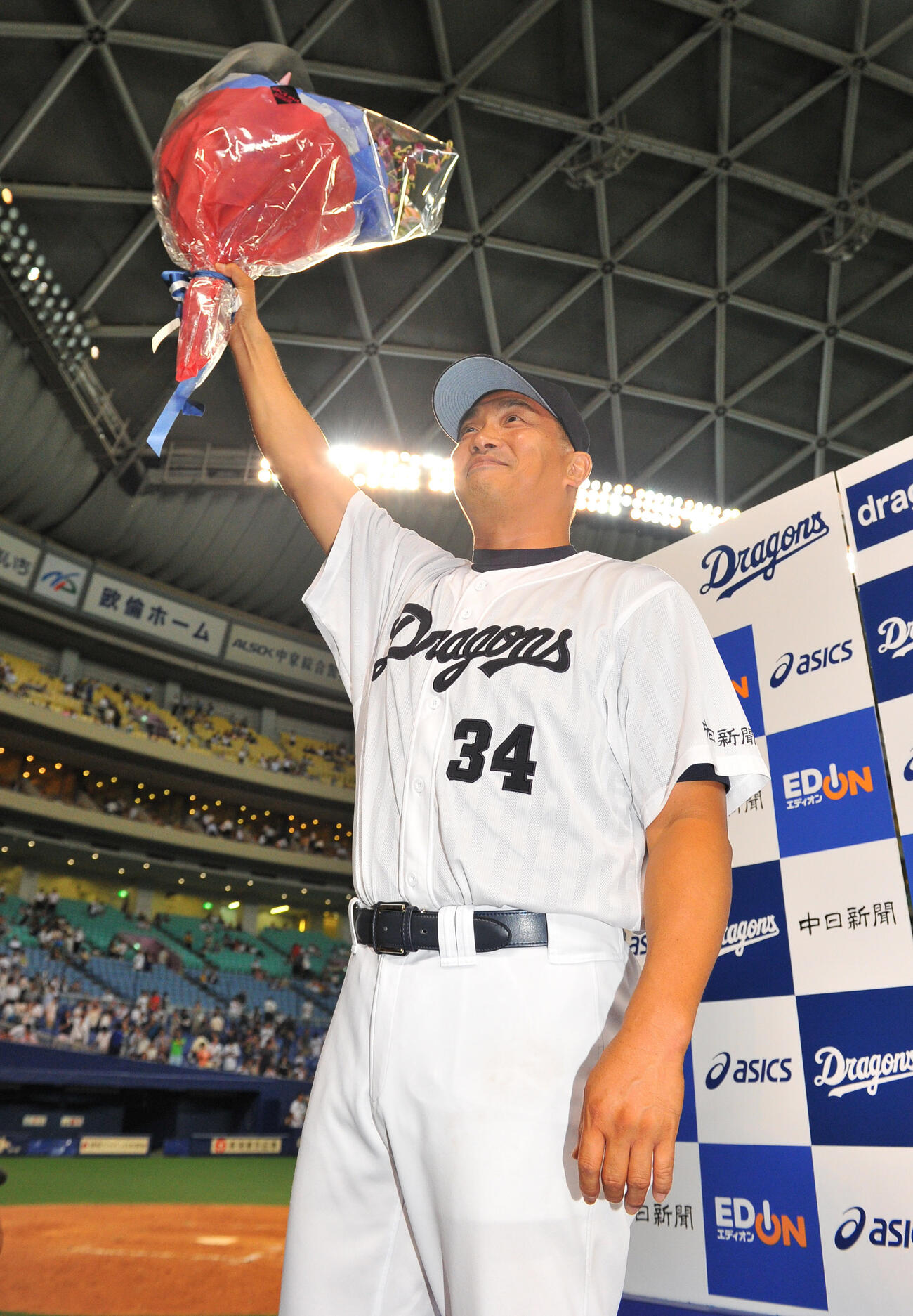 14年9月5日　中日対阪神　最年長勝利投手の記録を達成しファンの歓声に花束を上げて応える山本昌