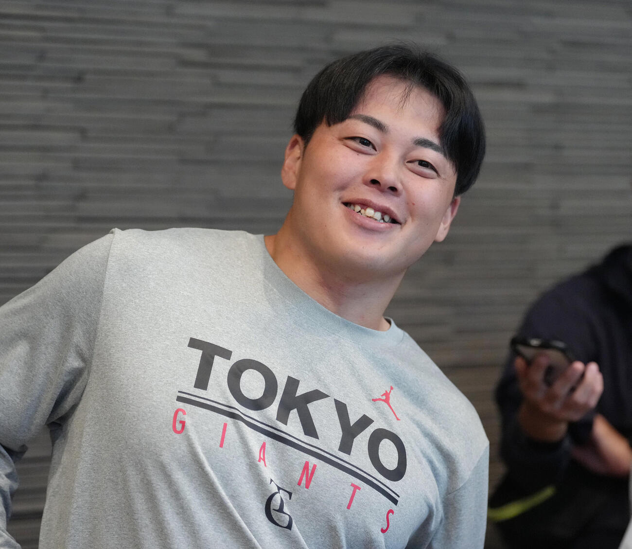連取後、取材に応じる巨人山瀬慎之助（撮影・足立雅史）