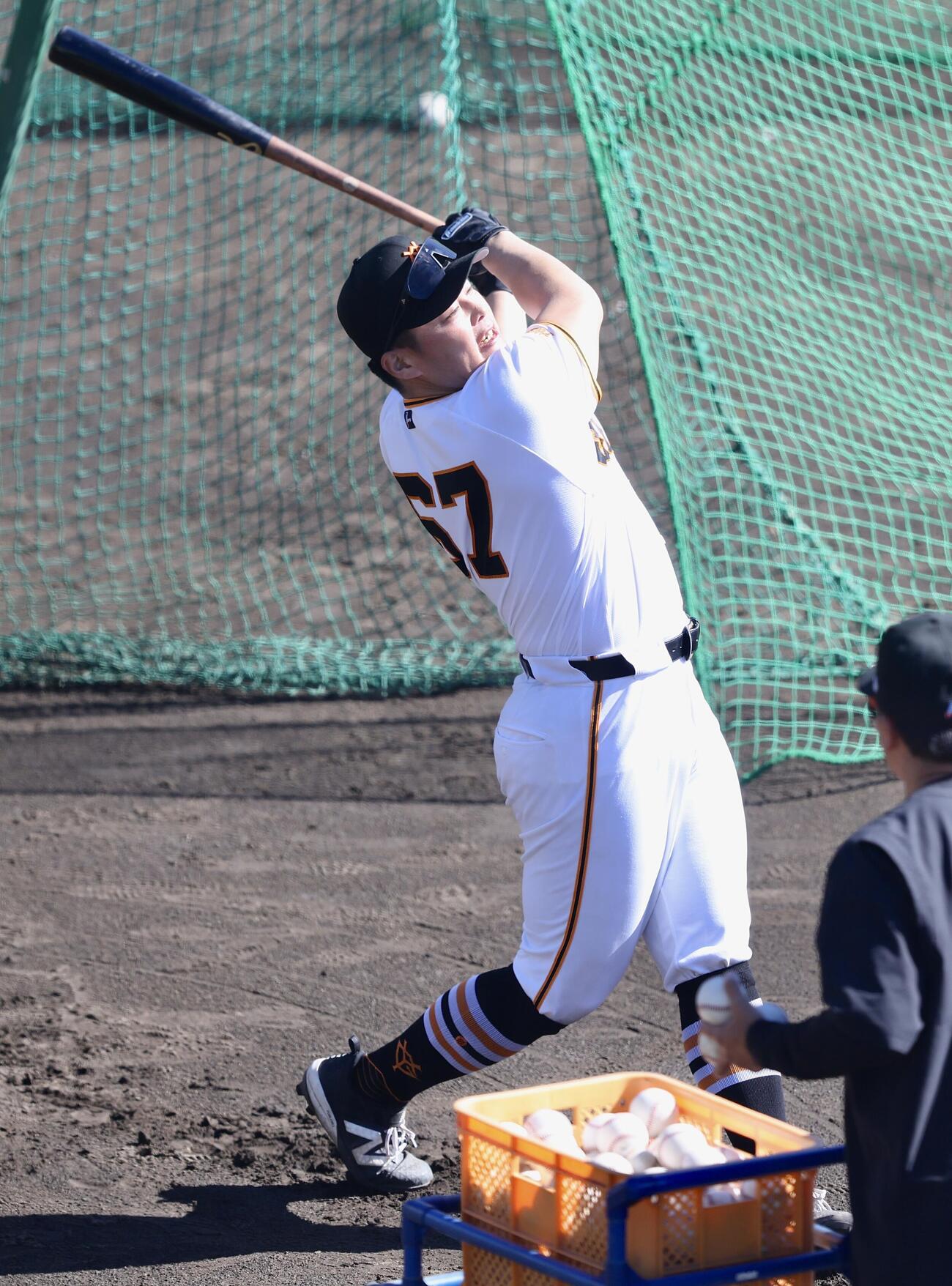 打撃練習に臨む巨人山瀬慎之助（撮影・河田真司）