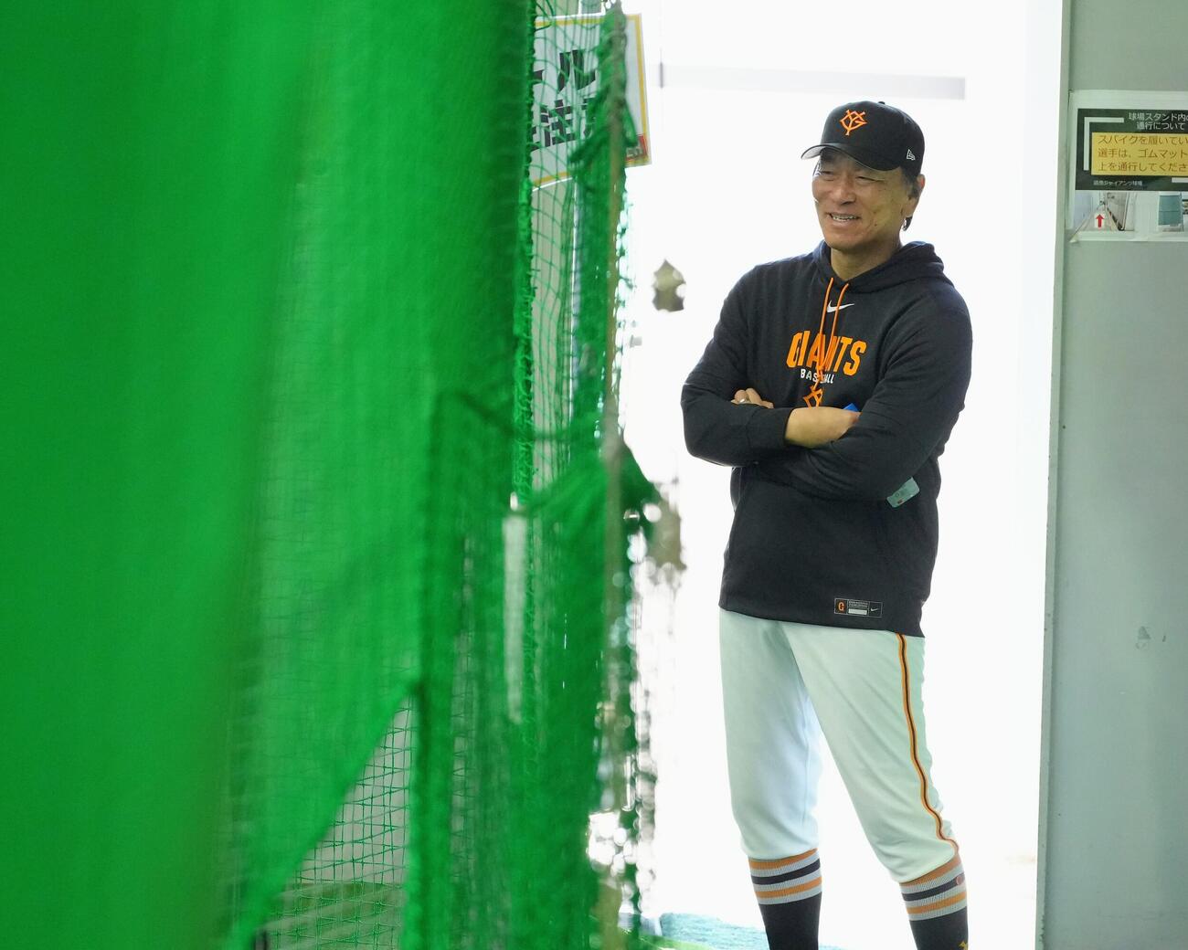 室内の打撃練習を笑顔で見つめる巨人松井秀喜監督（撮影・足立雅史）
