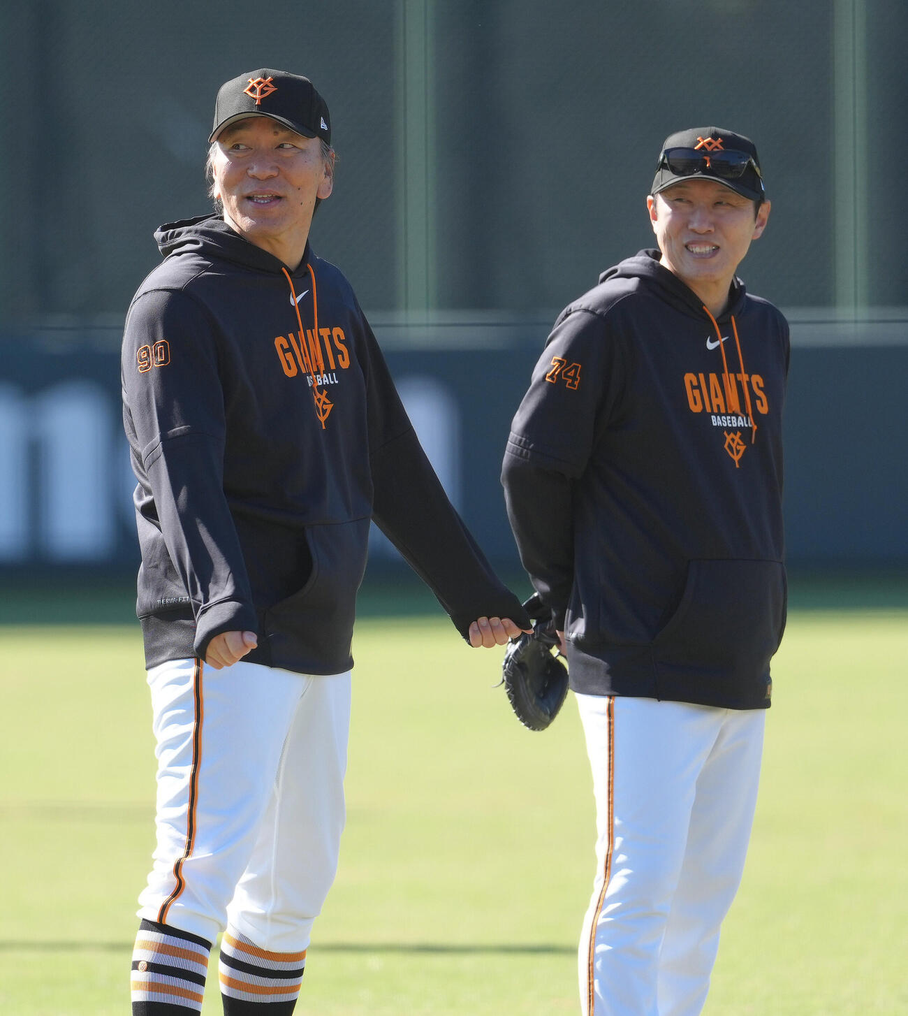 練習中、談笑する巨人松井秀喜監督（左）と村田善則コーチ（撮影・足立雅史）