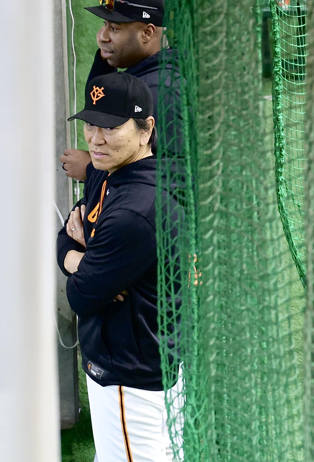 室内で練習を見守る巨人松井秀喜監督（撮影・河田真司）