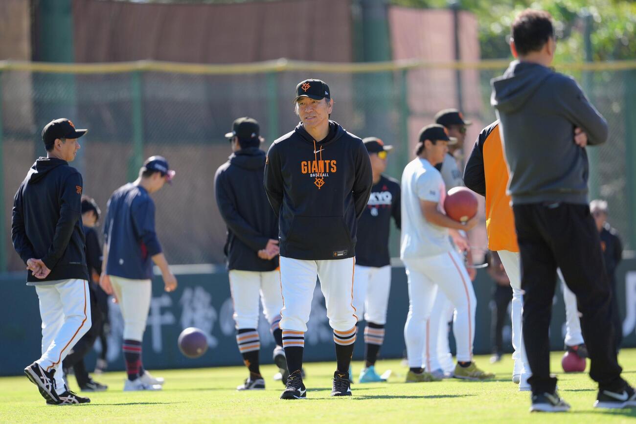 練習を見つめる巨人松井秀喜監督（撮影・足立雅史）