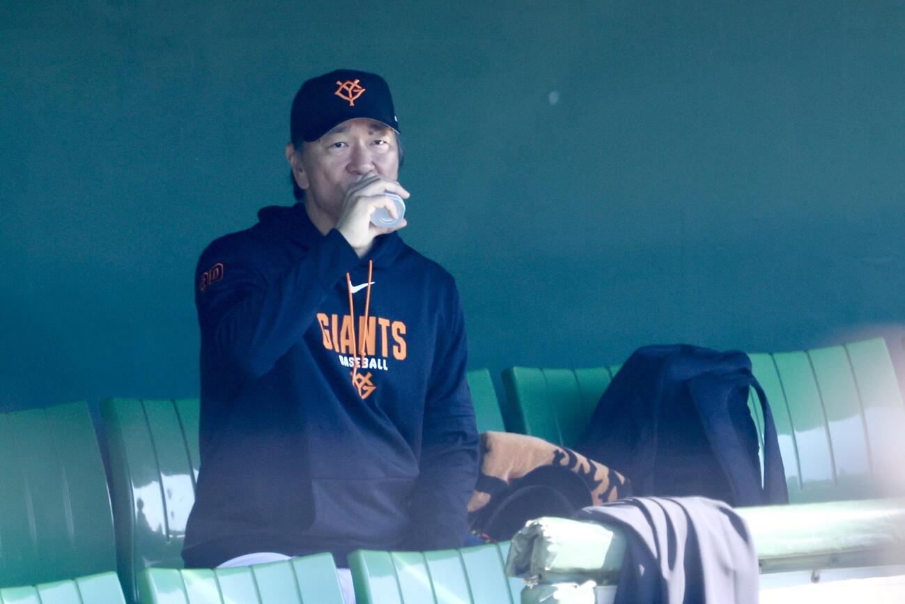 ベンチで水分補給する巨人松井秀喜監督（撮影・河田真司）