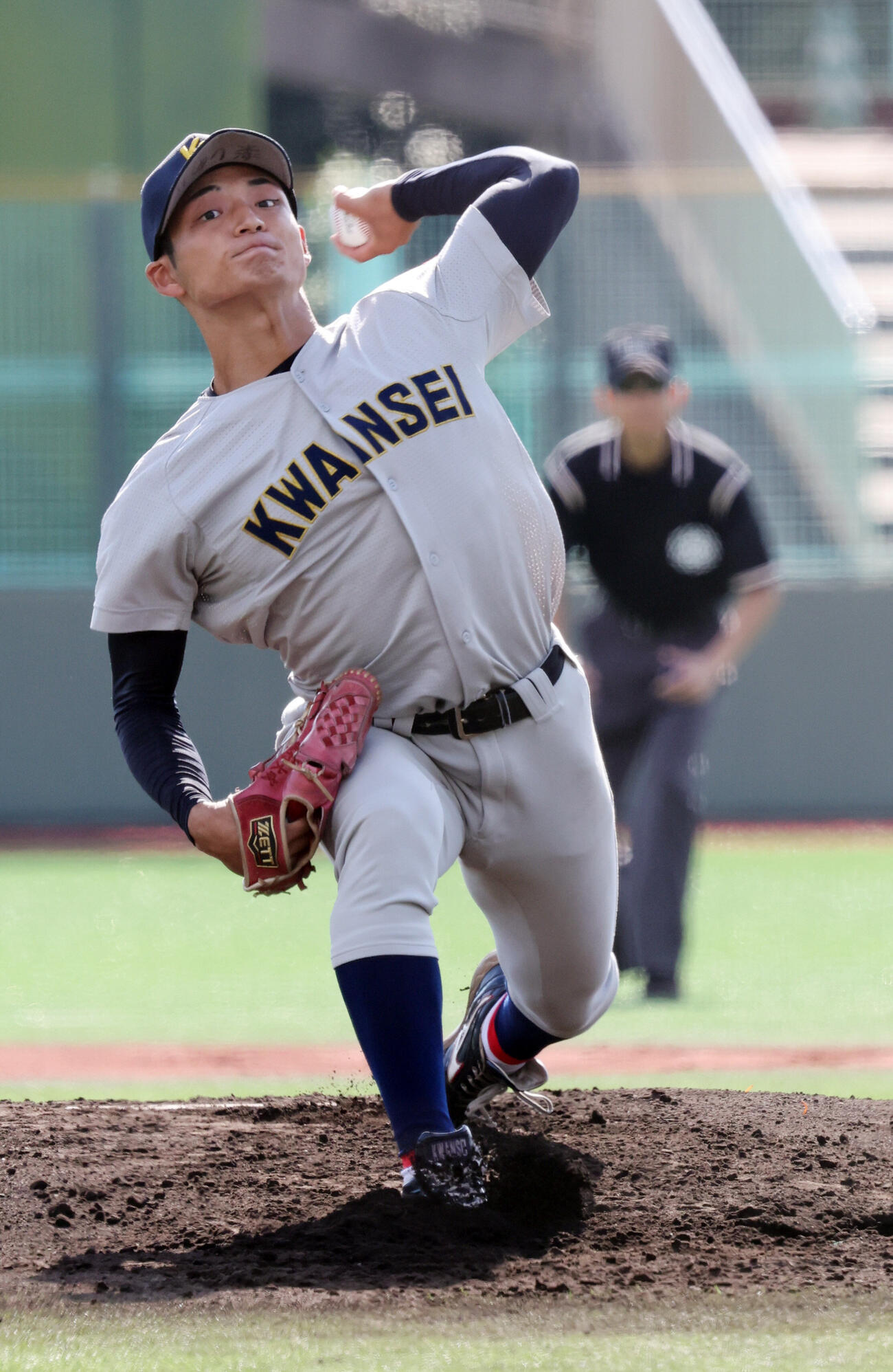 佛教大対関学大　先発し力投する関学大先発の飯田泰成（撮影・西尾就之）