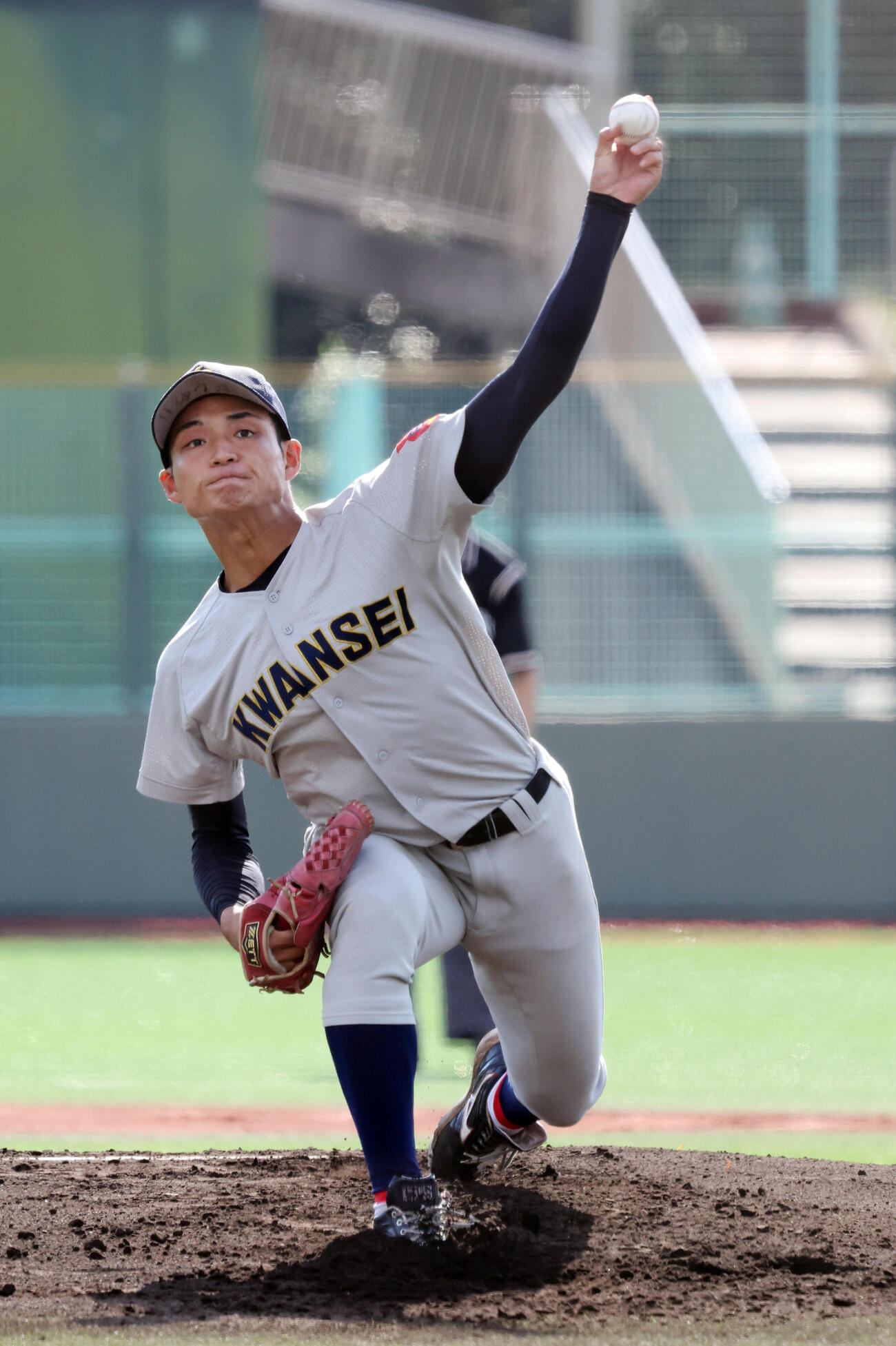 佛教大対関学大　先発し力投する関学大先発の飯田泰成（撮影・西尾就之）
