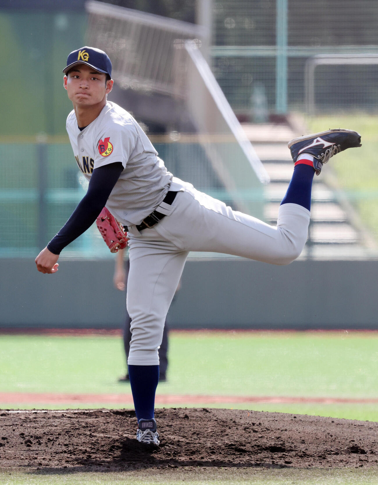 佛教大対関学大　先発し力投する関学大先発の飯田泰成（撮影・西尾就之）