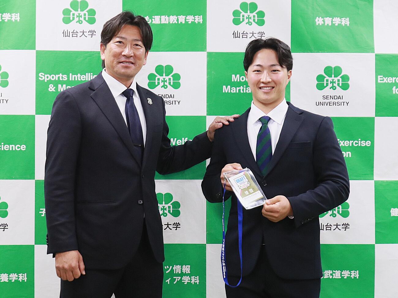 指名あいさつをうけた仙台大・井尻琉斗捕手（右）と小松聖スカウト（撮影・高橋香奈）