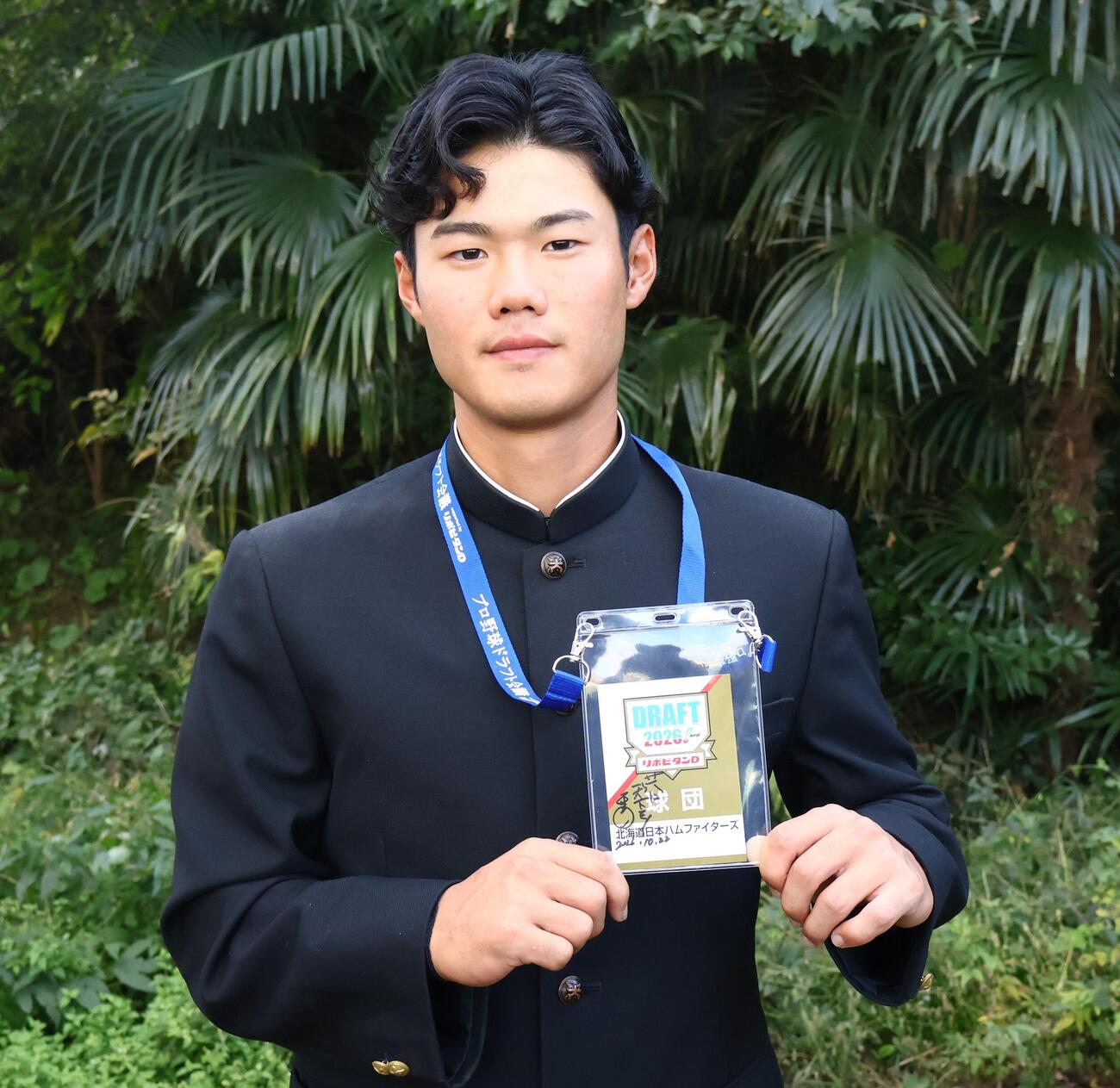 指名あいさつを終え、写真撮影に応じる慶大・今津慶介