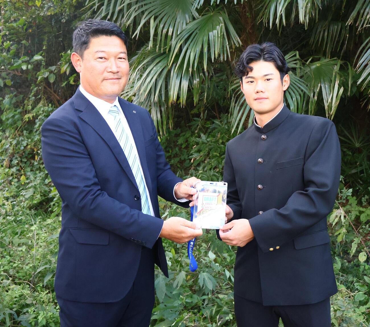 指名あいさつを終え、写真撮影に応じる慶大・今津慶介（右）と山本一徳スカウト