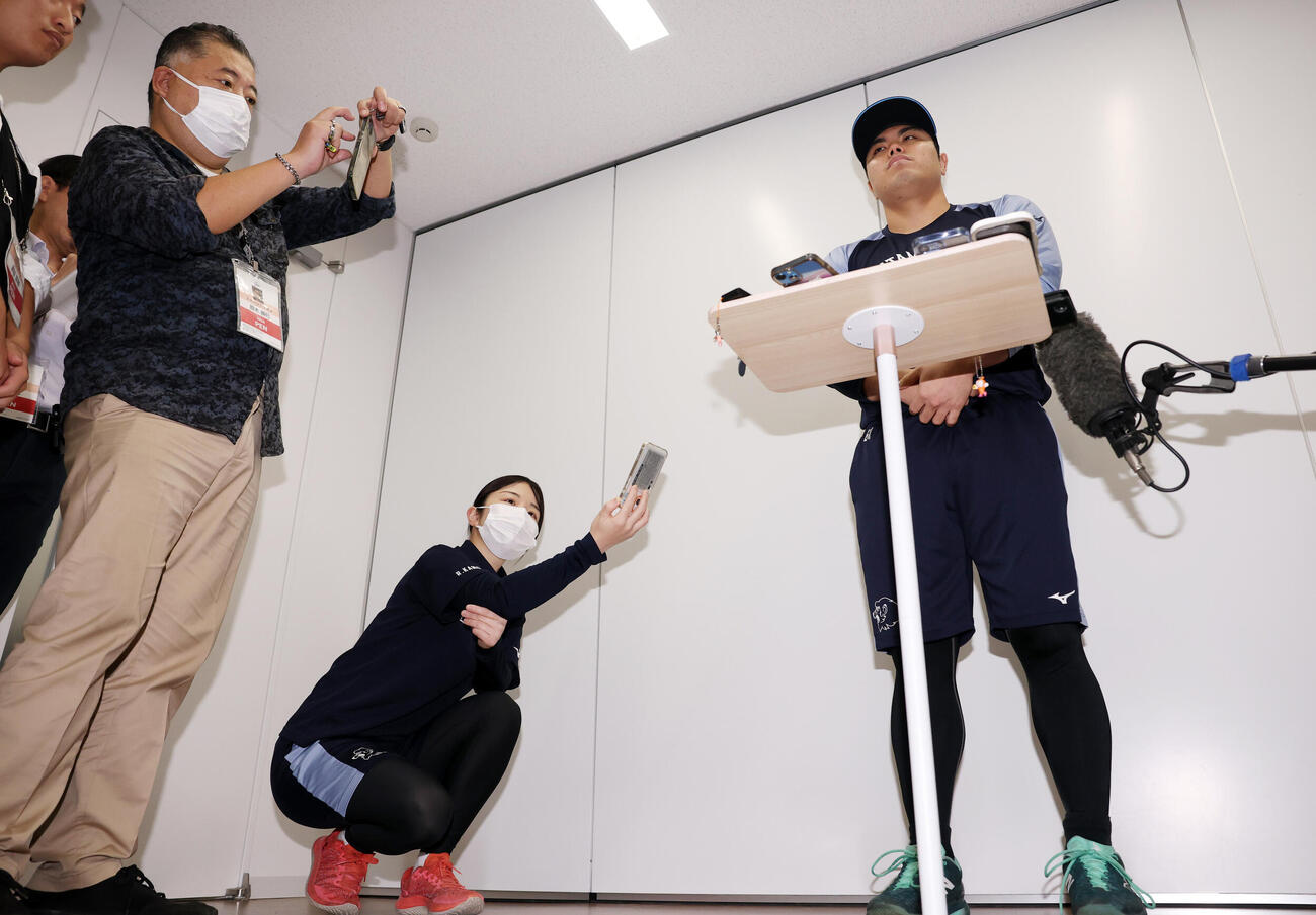 報道陣の質問に答える西武平良海馬（撮影・浅見桂子）