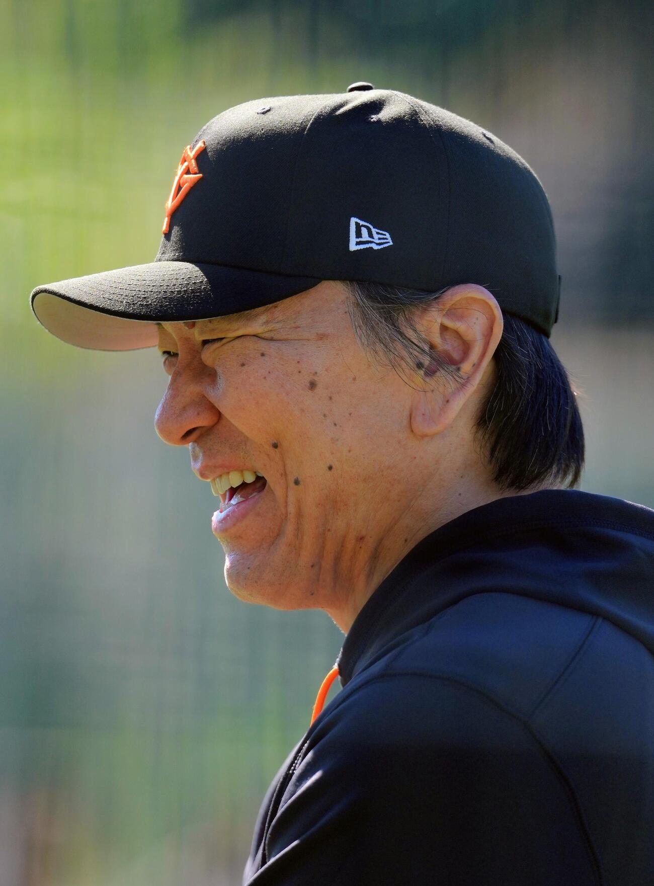 練習中、笑顔を見せる巨人松井秀喜監督（撮影・足立雅史）