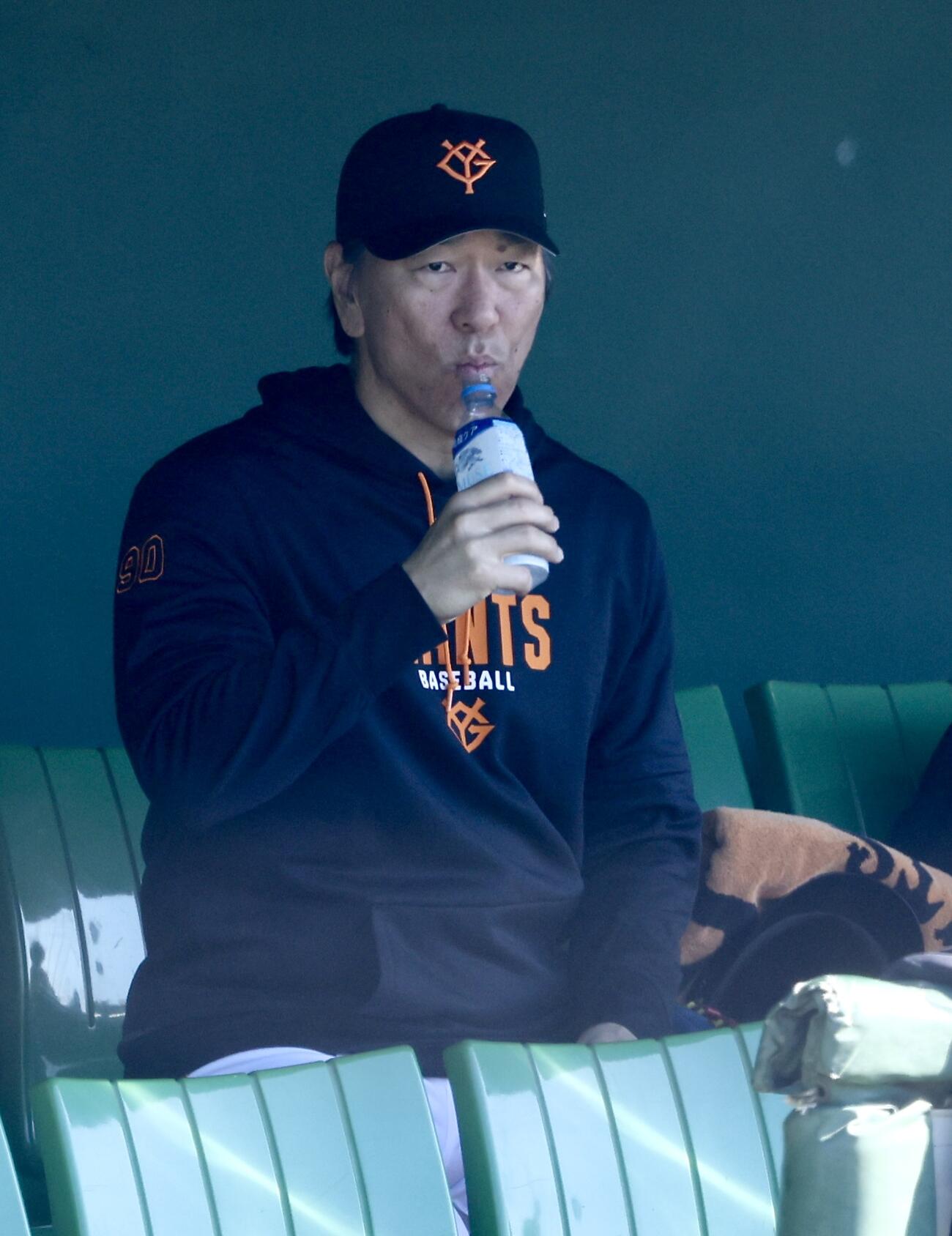 ベンチで水分補給する巨人松井秀喜監督（撮影・河田真司）