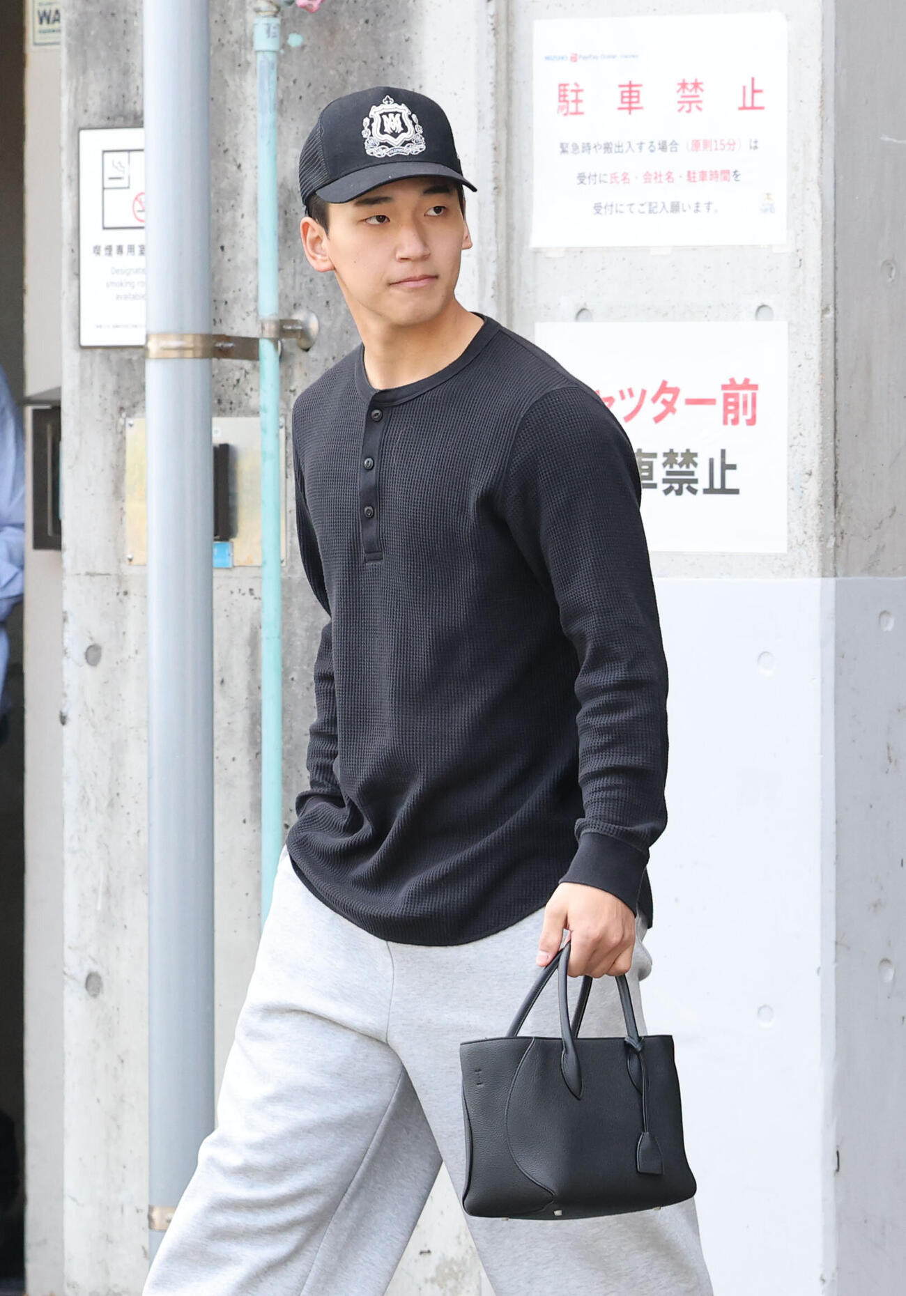練習を終え球場から引き揚げるソフトバンク前田悠伍（撮影・梅根麻紀）