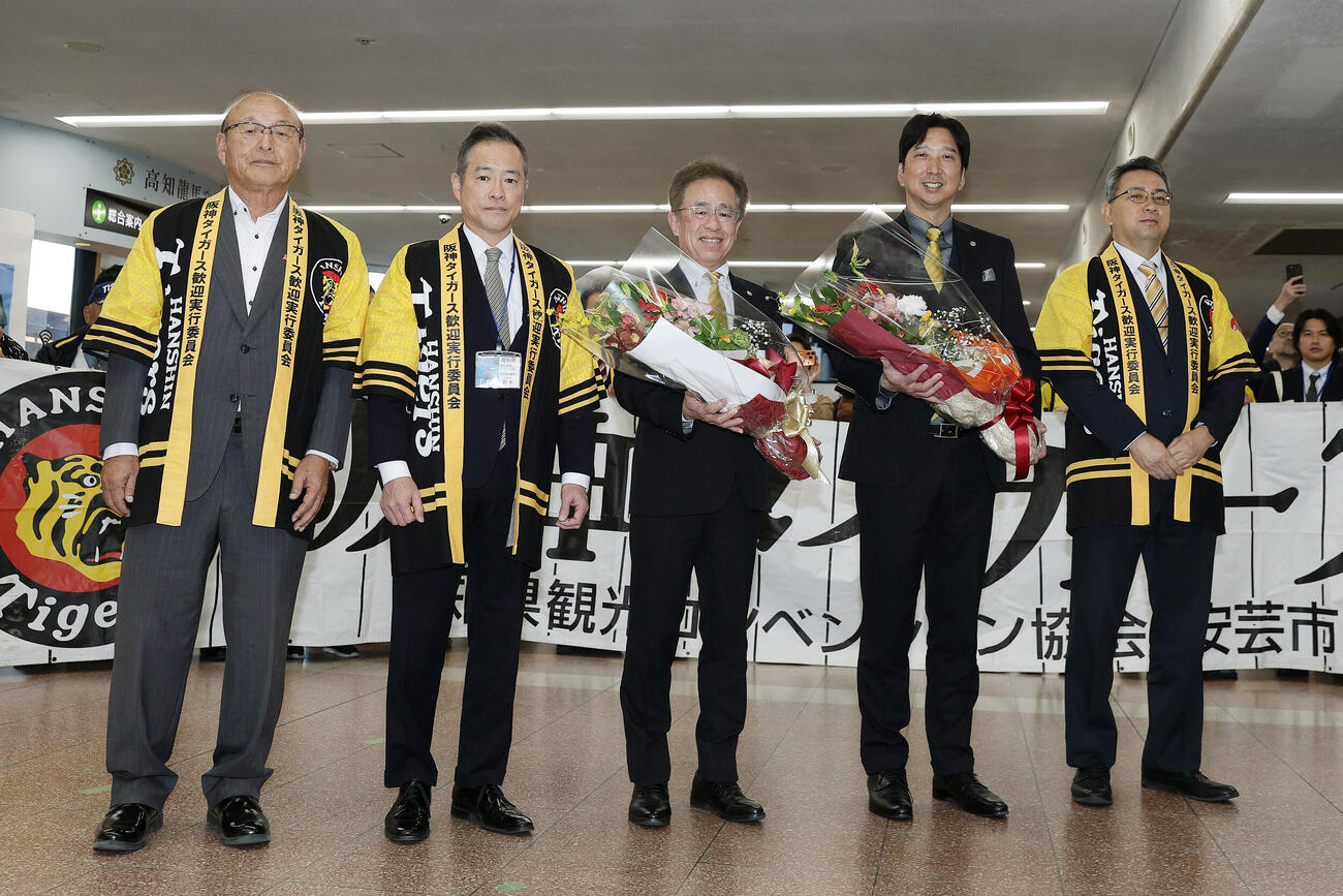 高知龍馬空港に到着し歓迎を受ける阪神藤川球児監督（右から2人目）。中央は粟井一夫球団社長（撮影・前田充）
