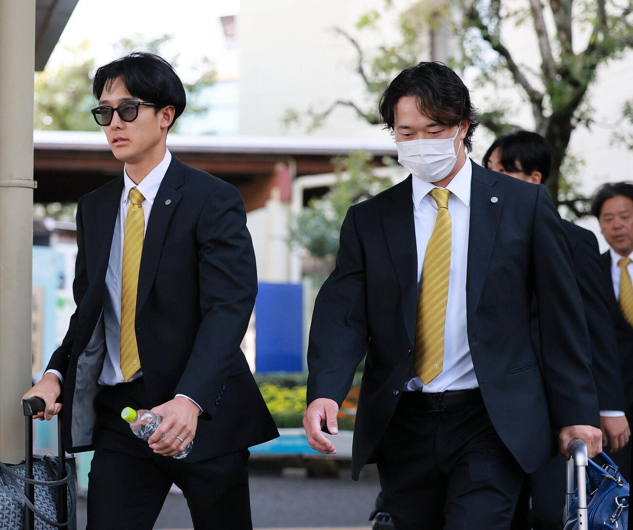 高知龍馬空港に到着した阪神小幡竜平（左）と浜田太貴（撮影・上山淳一）