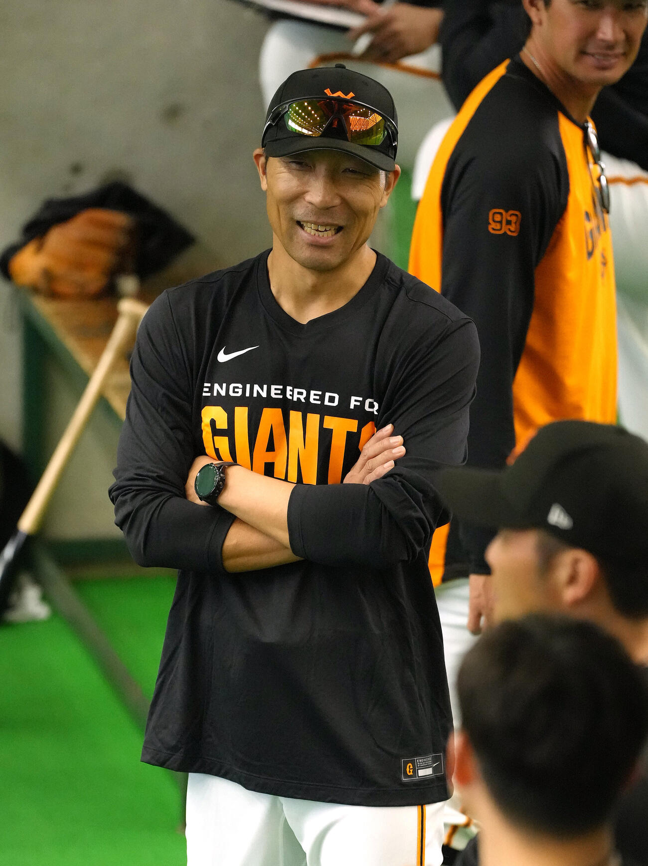 練習中、笑顔を見せる清水隆行打撃コーチ（撮影・足立雅史）