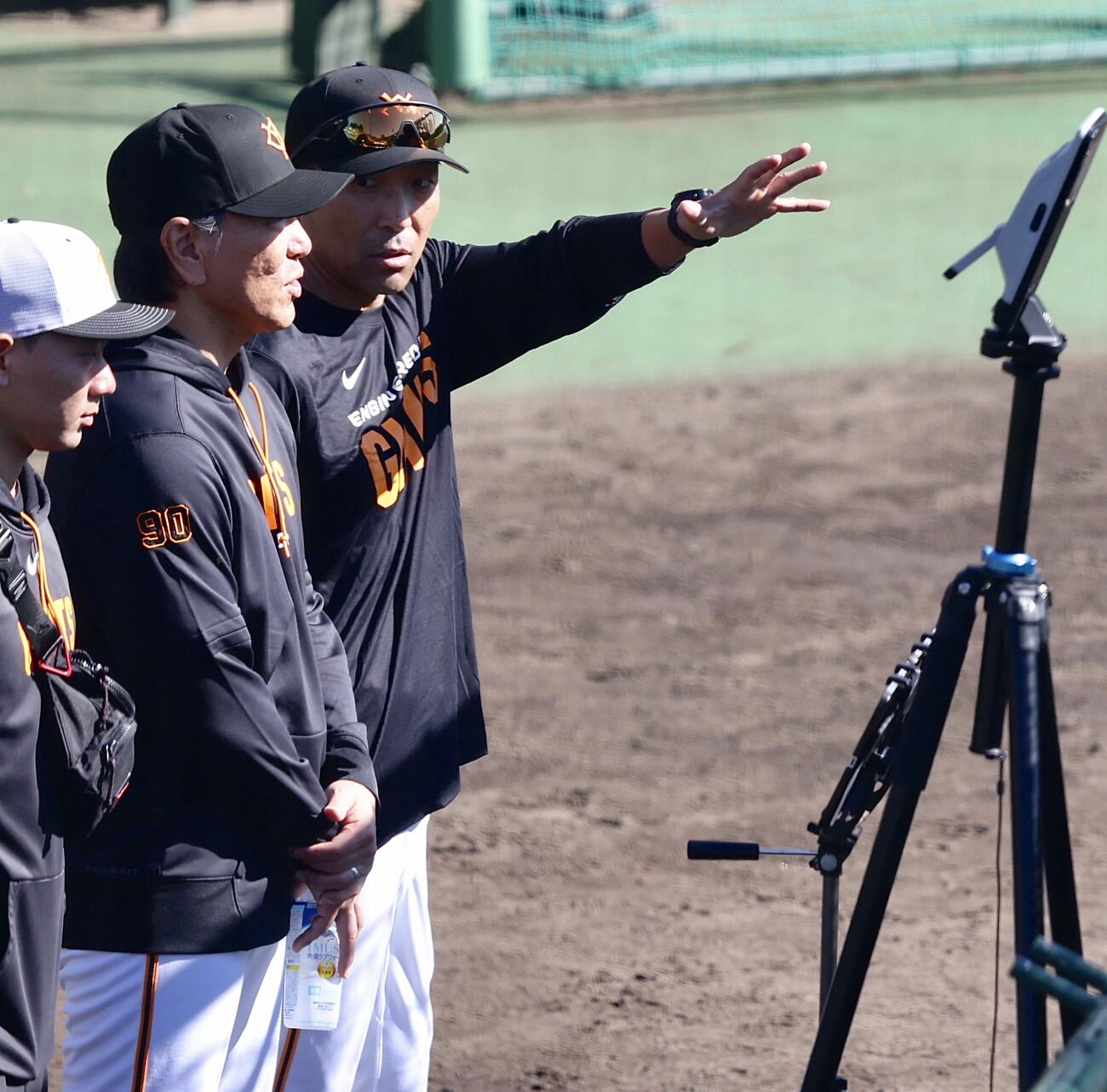 清水隆行打撃コーチ（右）と打撃練習を見る巨人松井秀喜監督（撮影・河田真司）