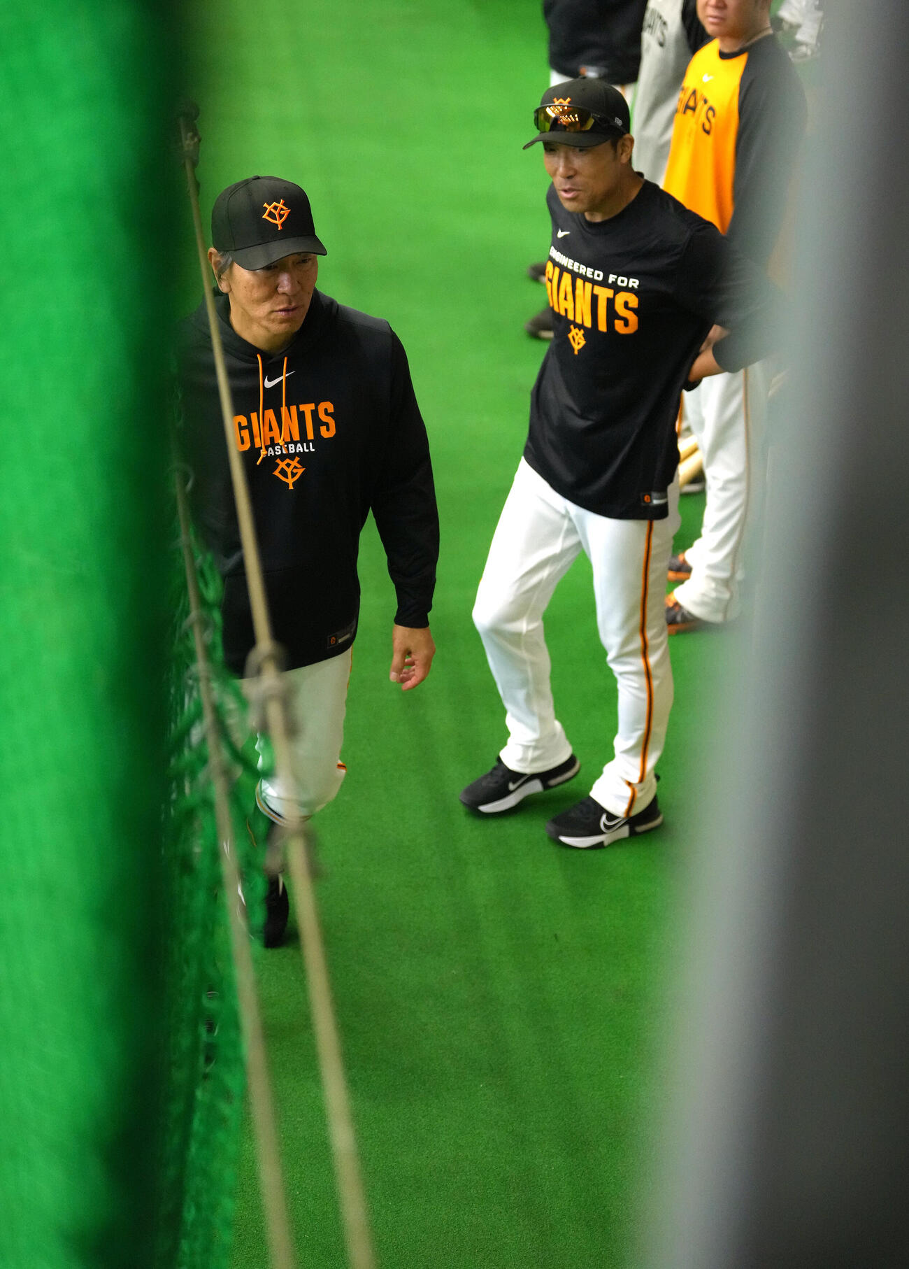 練習中、会話を交わす巨人の松井秀喜監督（左）と清水隆行打撃コーチ（撮影・足立雅史）