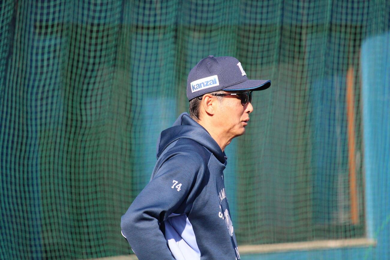 南郷キャンプで選手の動きを見る西武西口監督（撮影・金子真仁）
