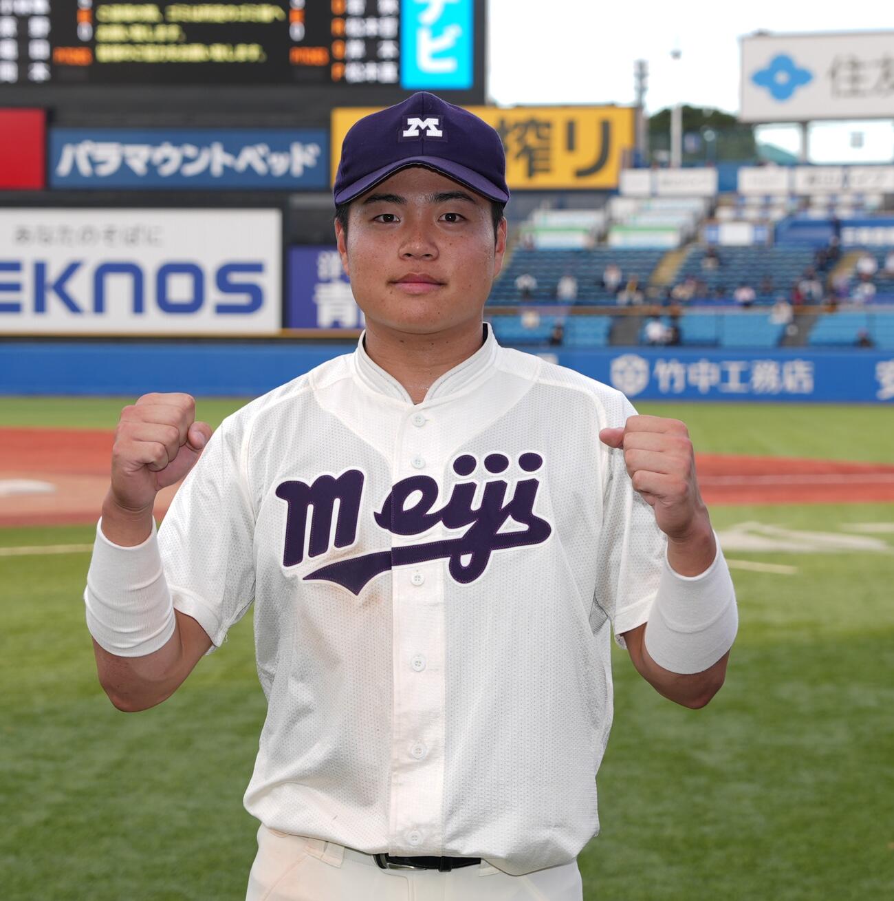 立大対明大　サヨナラ適時打を放ちガッツポーズをする明大・田上夏衣（撮影・小島史椰）