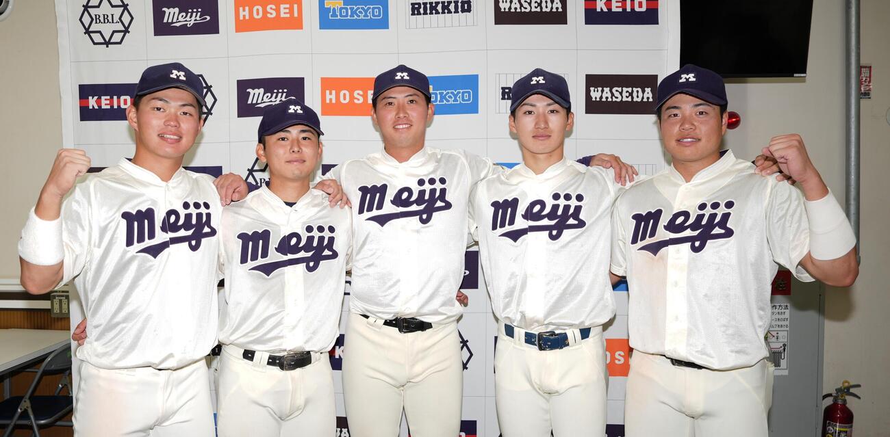 立大対明大　立大に勝利し写真に納まる、左から明大・榊原七斗、福原聖矢、光弘帆高、岡田啓吾、田上夏衣（撮影・小島史椰）