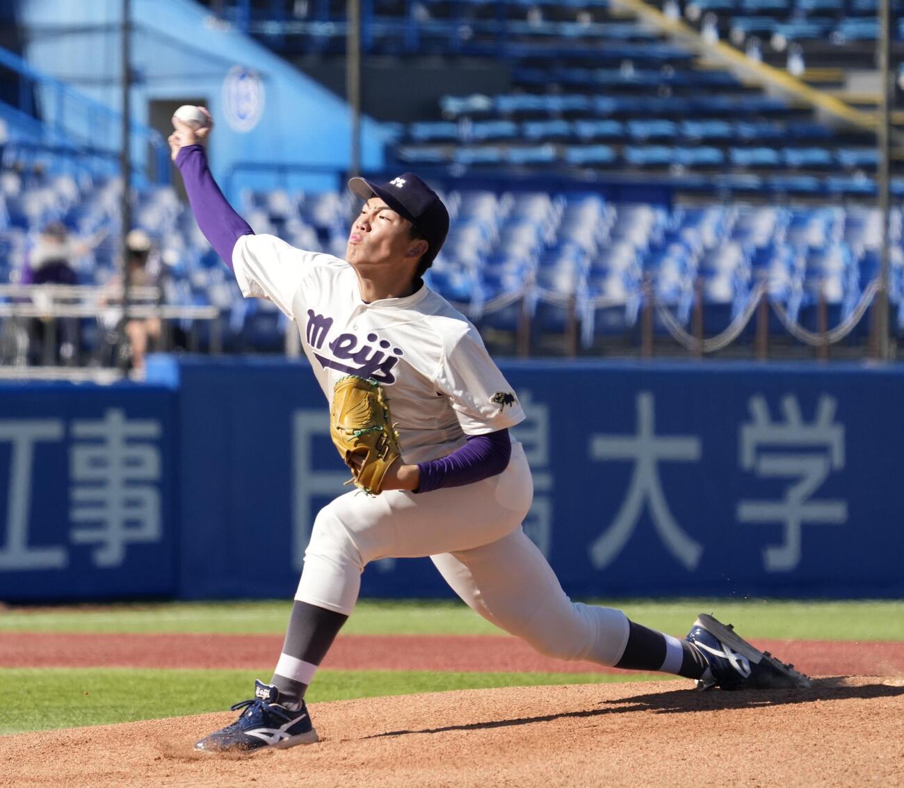 立大対明大　力投する先発の明大・平嶋桂知（撮影・小島史椰）