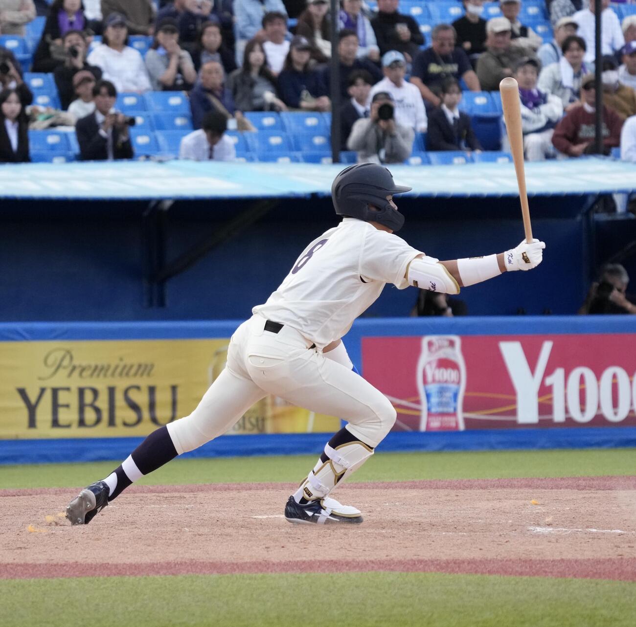 立大対明大　9回裏明大1死二、三塁、サヨナラ適時打を放つ田上夏衣（撮影・小島史椰）