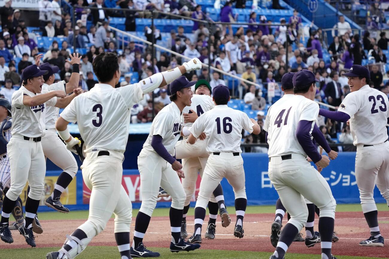 立大対明大　立大にサヨナラ勝ちし喜びを爆発させる明大の選手たち（撮影・小島史椰）