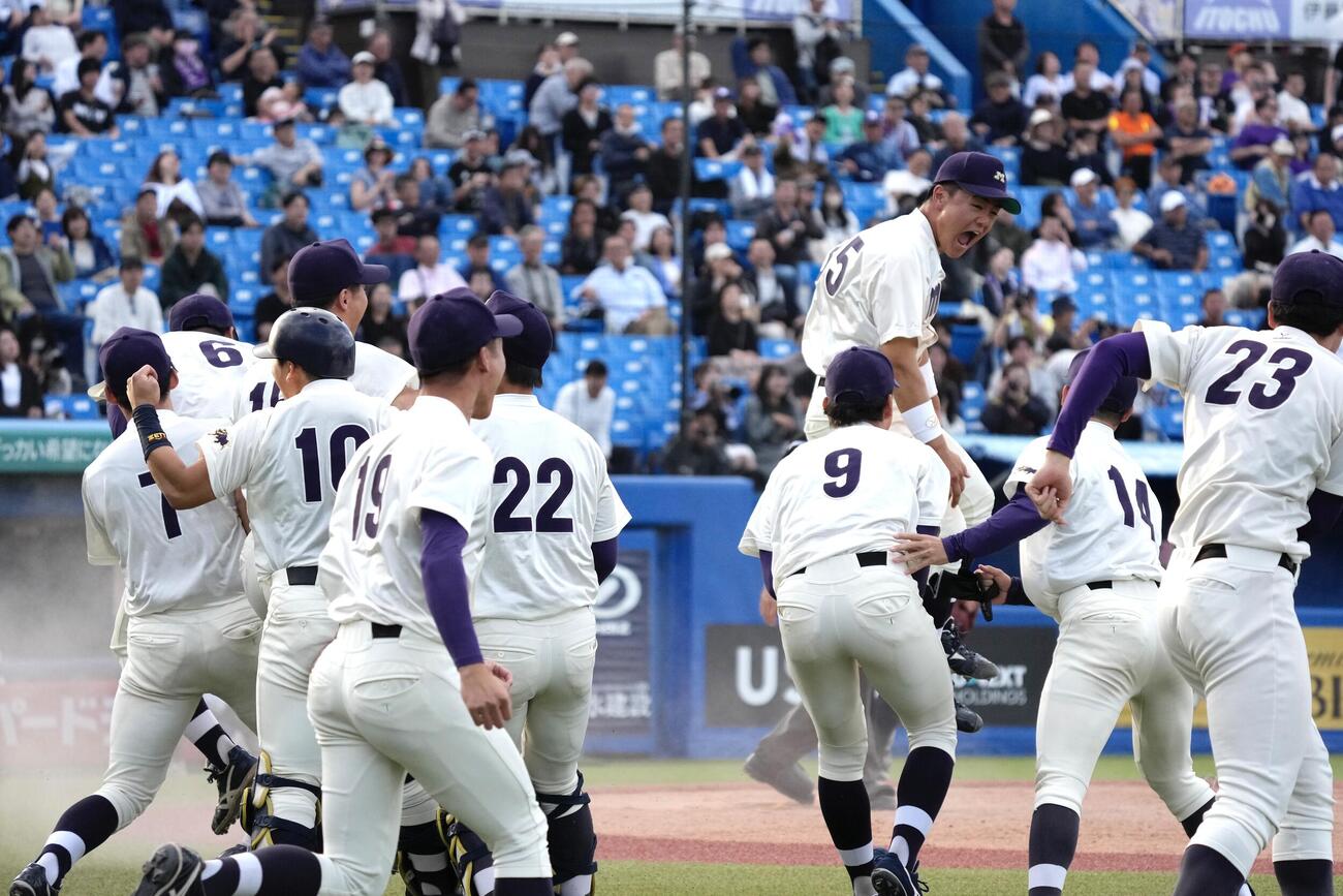 立大対明大　立大にサヨナラ勝ちし喜びを爆発させる明大の選手たち（撮影・小島史椰）