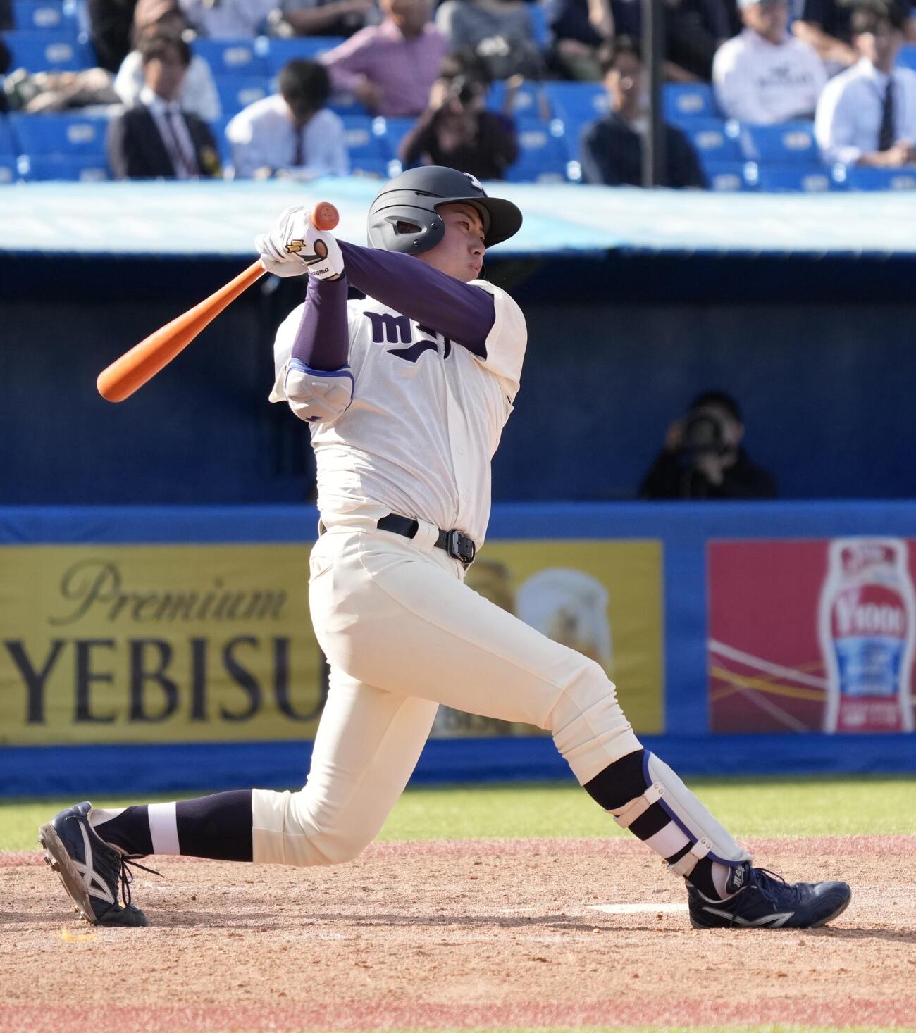 立大対明大　4回裏明大2死、内野安打を放つ光弘帆高（撮影・小島史椰）
