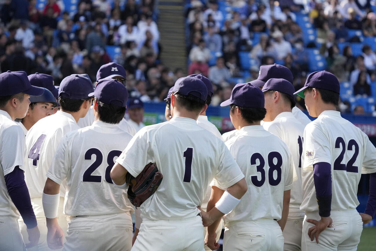 立大対明大　2回表終了後、円陣を組む明大の選手たち（撮影・小島史椰）
