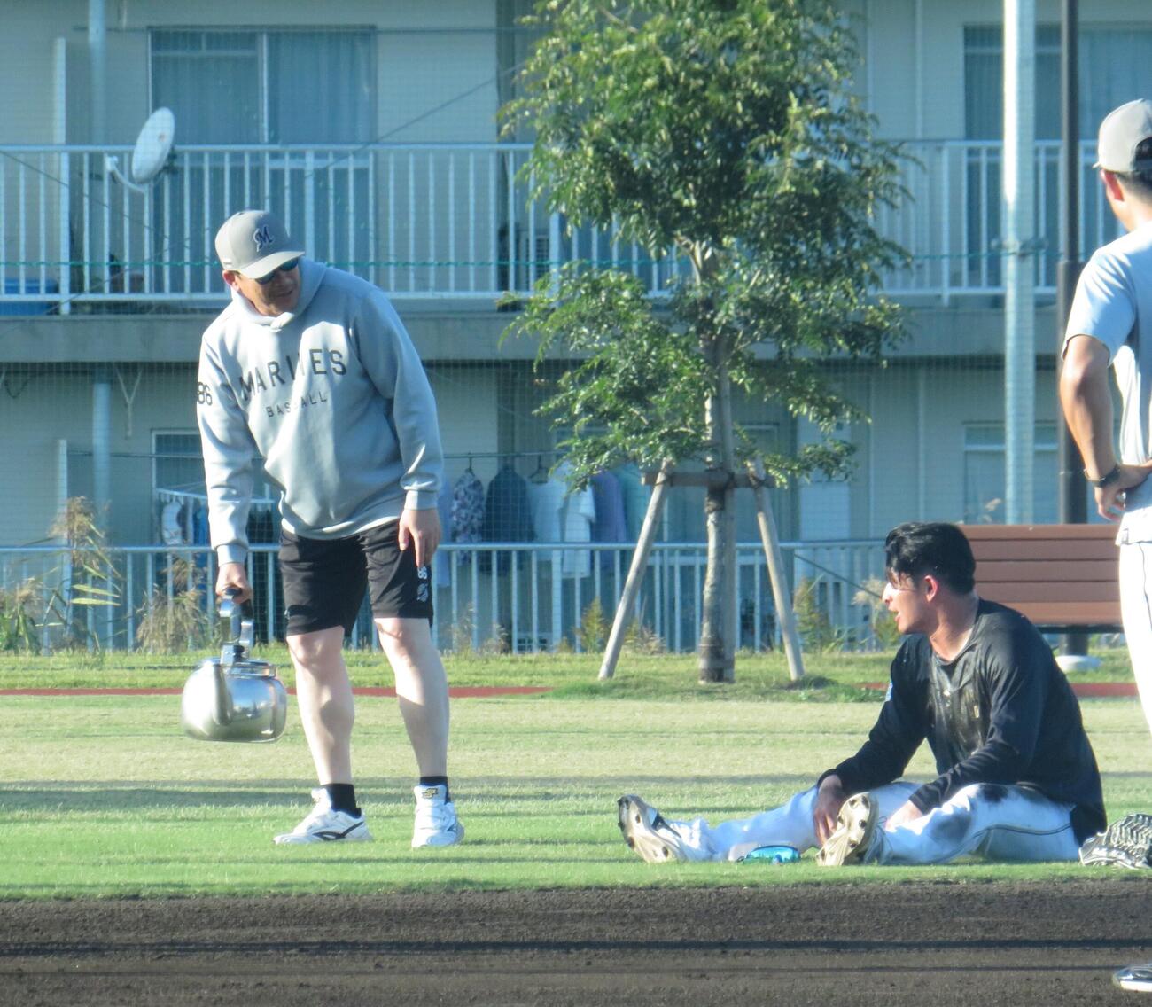 サブロー監督に水をかけられる池田来翔