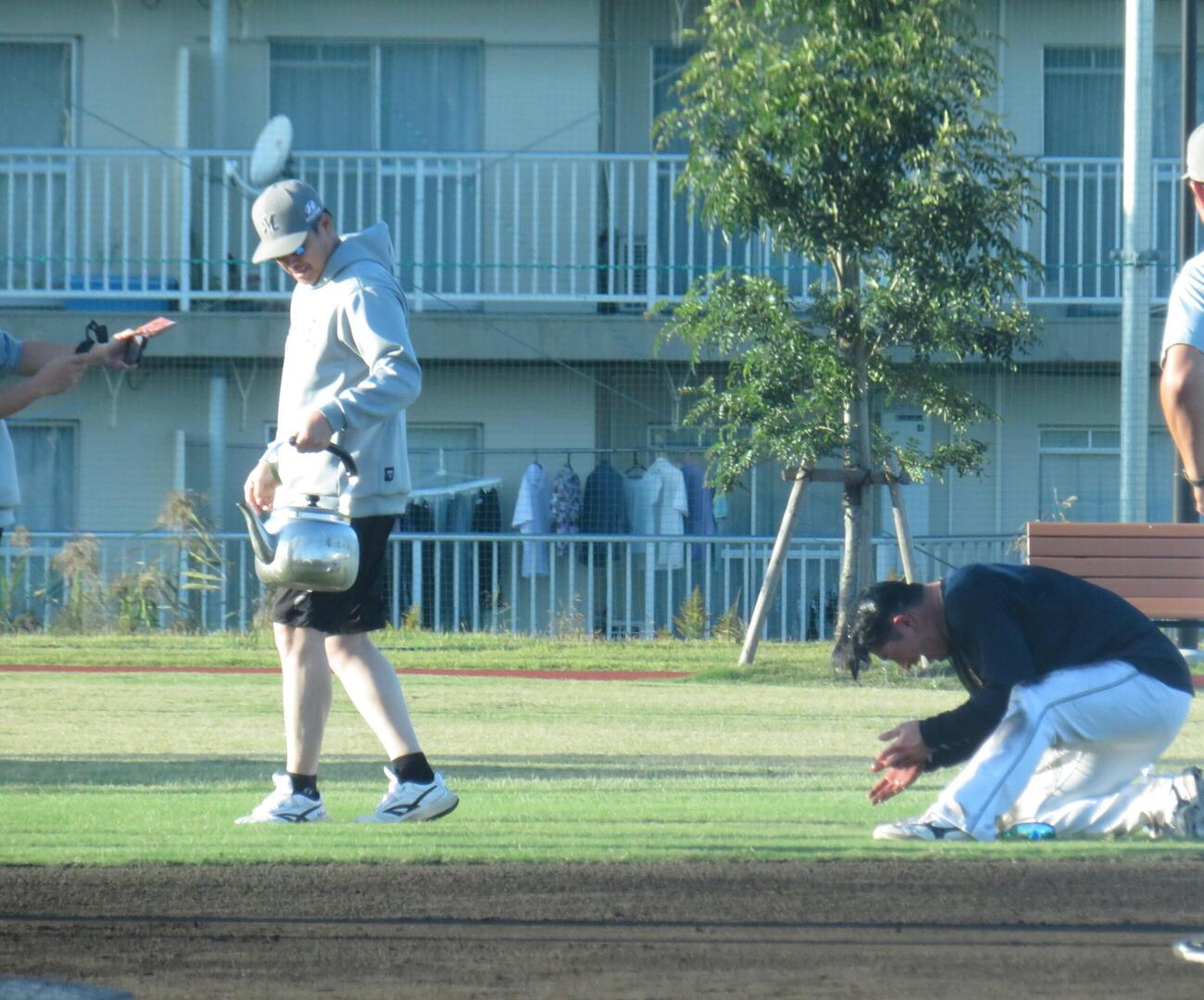 サブロー監督に水をかけられる池田来翔
