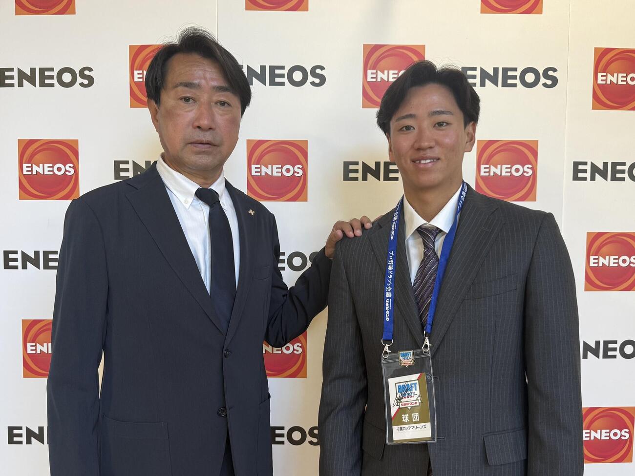 指名あいさつを受けたドラフト3位のENEOS・長屋竣大（右）と中川隆治担当スカウト