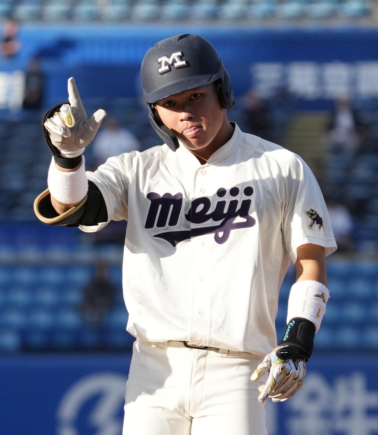 立大対明大　8回裏明大無死、内野安打を放ちポーズを決める榊原七斗（撮影・小島史椰）