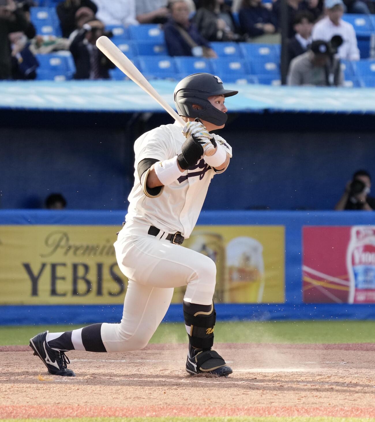 立大対明大　8回裏明大無死、内野安打を放つ榊原七斗（撮影・小島史椰）