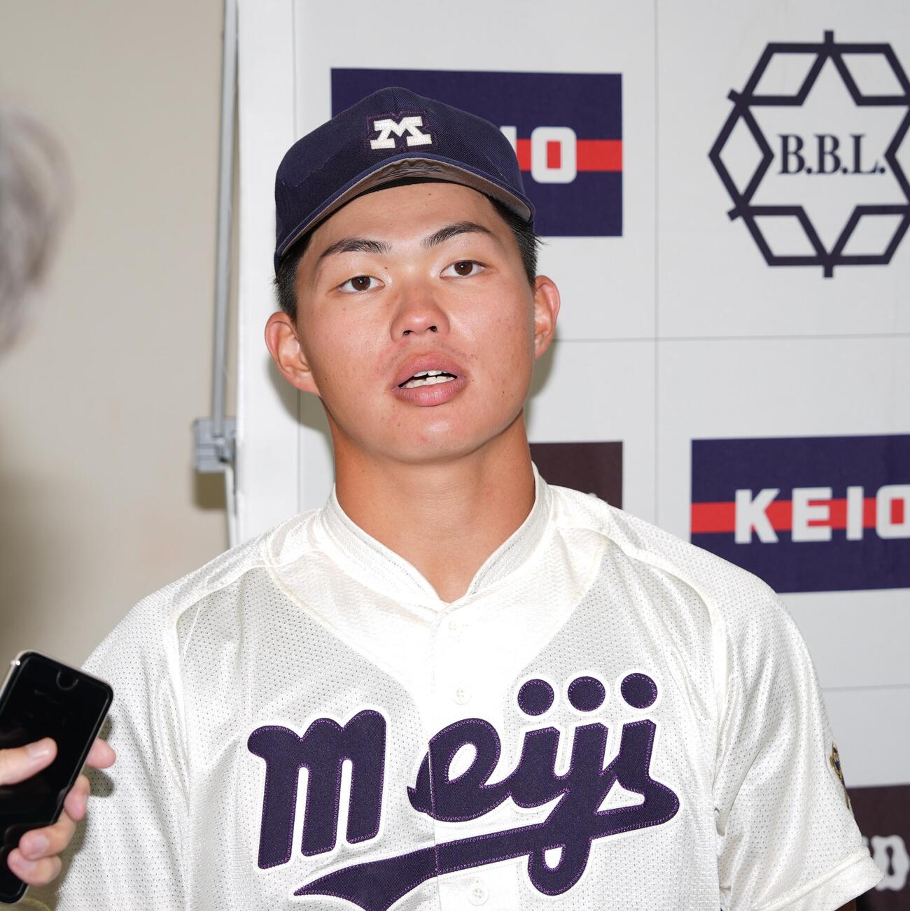 立大対明大　立大に勝利し囲み取材に応じる明大・榊原七斗（撮影・小島史椰）