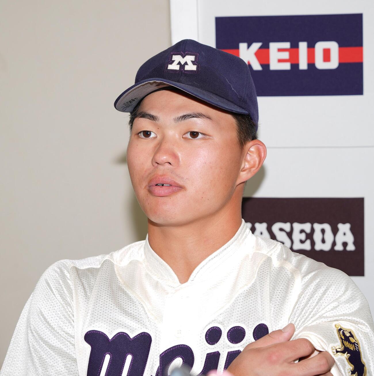 立大対明大　立大に勝利し囲み取材に応じる明大・榊原七斗（撮影・小島史椰）